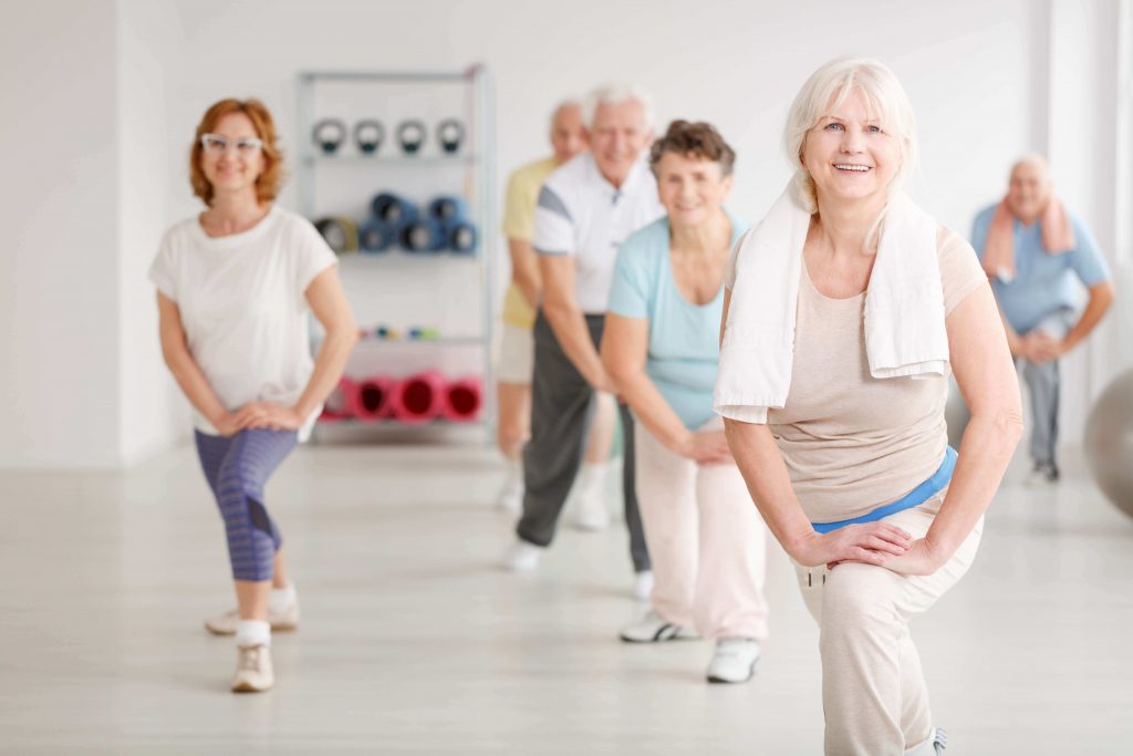 idosos se exercitando para evitar doenças do envelhecimento